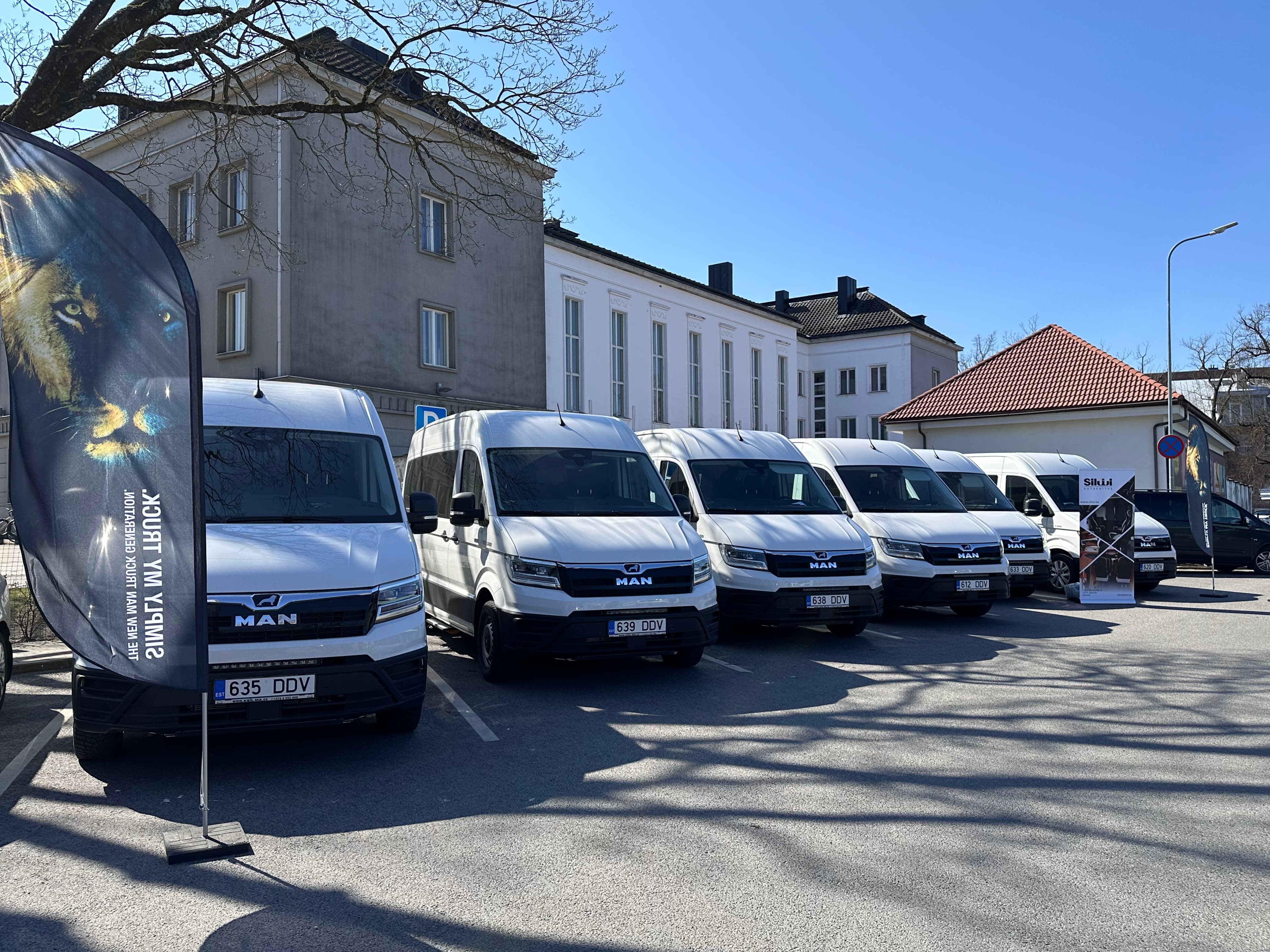 Pärnumaa ühistranspordikeskusele anti üle kuus erilahendusega MAN TGE kaubikut.